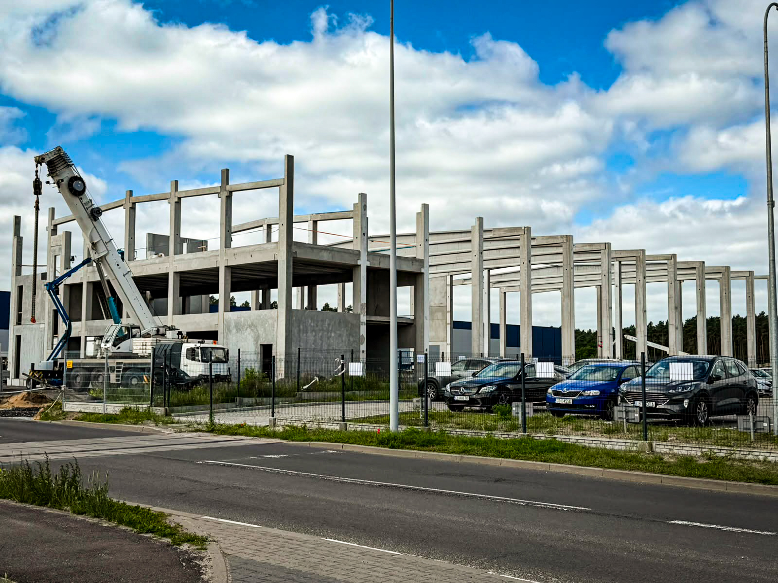 Nowe hale, budynki i ścieżki w BPPT