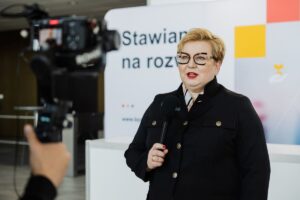 Prezes BPPT Edyta Wiwatowska udzielająca wywiadu telewizji