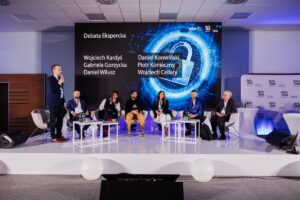 Debata ekspercka, na scenie siedza paneliści; Wojciech Kardyś, Gabriela Gorzycka, Daniel Wilusz, Daniel Konwiński, Piotr Konieczny, Wojciech Cellary
