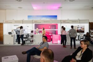 trzy stoiska firm obok siebie, ITMakeovers, SXIMO PROJECT oraz Grydsen